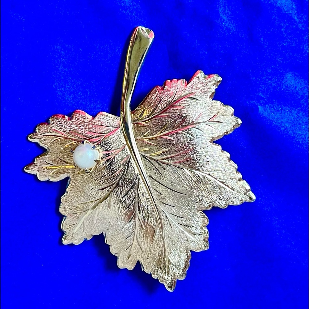Vintage Sarah Coventry brooch leaf jewelry